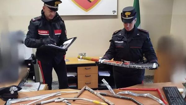 carabinieri mazze rissa mesero