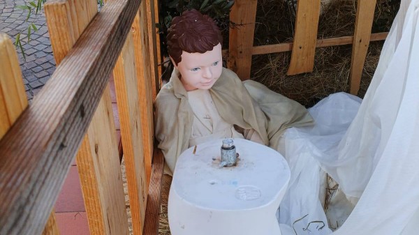 carnago vandalizzano presepe ignoranti 