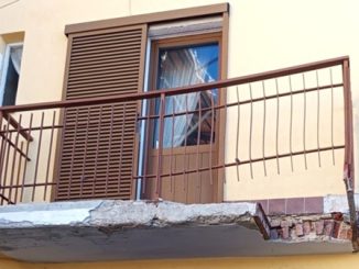 menzago balcone distrutto camion 01