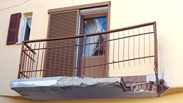 menzago balcone distrutto camion 01