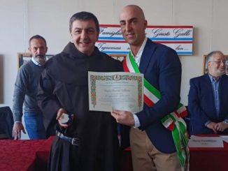 Padre Davide Sollami e il sindaco Marco Prestifilippo (foto Fb Comune di Porto Ceresio)