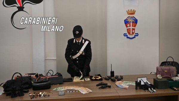 truffavano anziani fingendosi carabinieri