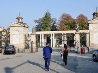 Novara lite accattonaggio cimitero