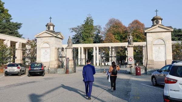 Novara lite accattonaggio cimitero