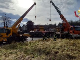 Varallo Pombia incidente camion ribaltato