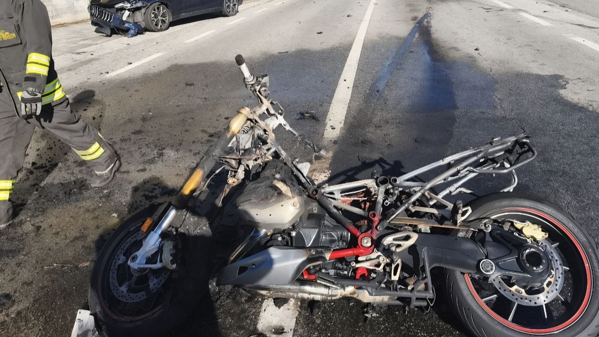Schianto sulla Statale 34 a Ghiffa: moto in fiamme, grave il centauro ...