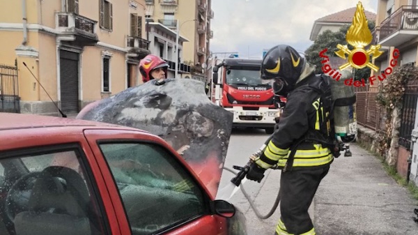 Samarate incendio auto