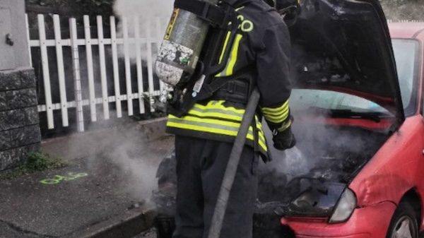Samarate incendio auto