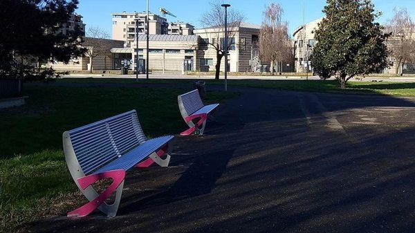 magenta panchine parchi rosso