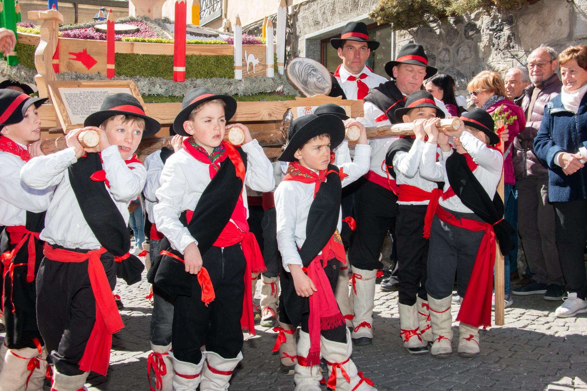 Anche i bambini sfilano trasportando i loro piccoli Pasquali, in orgogliosa autonomia (foto Mattia Canclini)