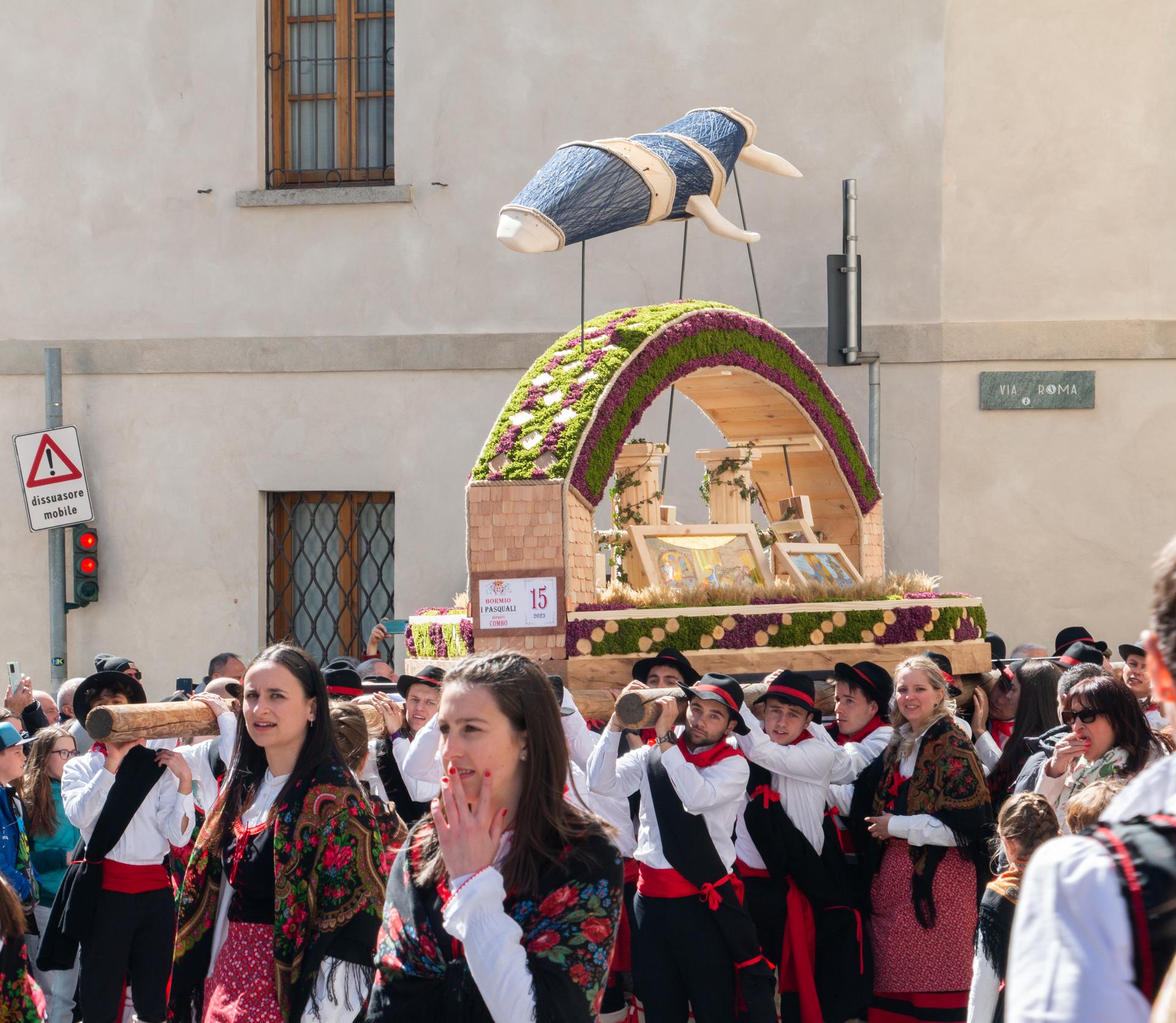 I Pasquali sono antiche portantine in legno a tema religioso, capolavori artigianali realizzati dai cinque Reparti (quartieri) del paese (foto Mattia Canclini)