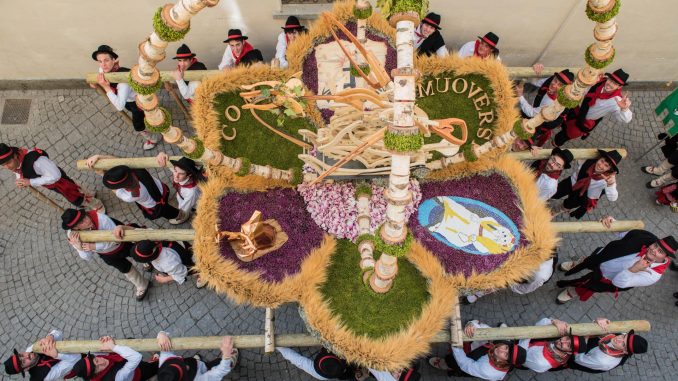 I Pasqualisti, vestiti in abiti tradizionali, trasportano un Pasquale tra le vie del centro storico (foto Luca Pedrana)