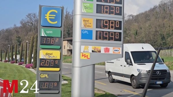 prezzo benzina svizzera italia