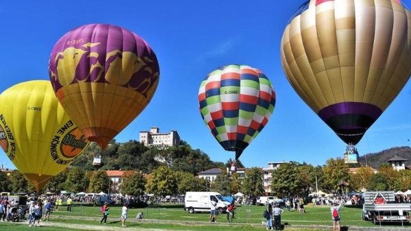 Angera Lago Maggiore mongolfiere
