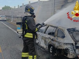 Auto incendio autostrada varese
