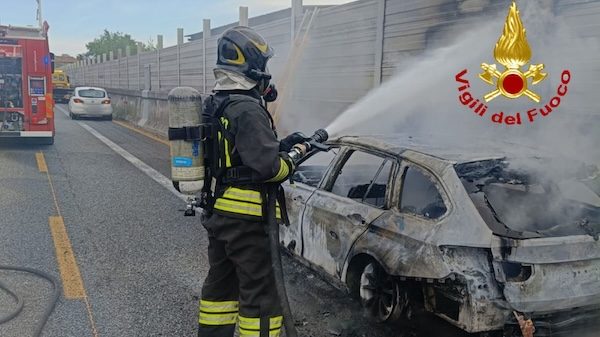Auto incendio autostrada varese