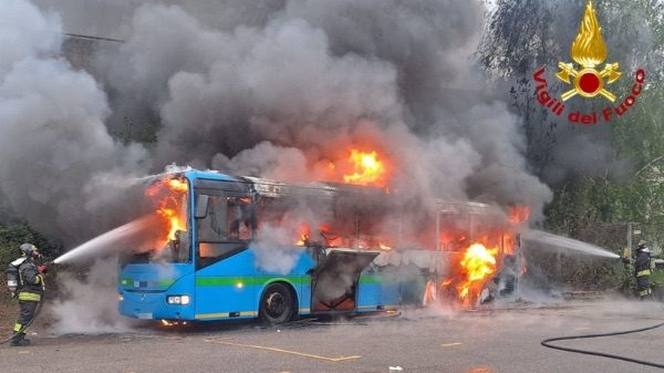 Castellanza incendio autobus fiamme