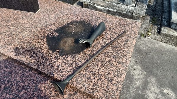 lonate furto cimitero statua