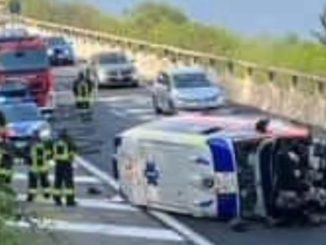Stresa incidente ambulanza ribaltata