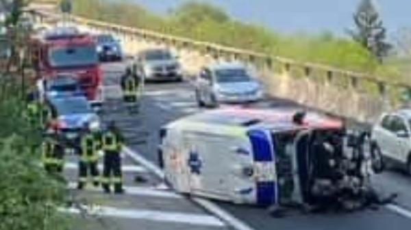 Stresa incidente ambulanza ribaltata