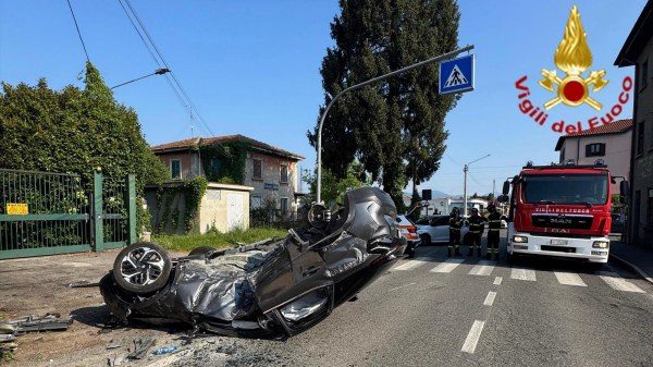 solbiate arno auto contro muro
