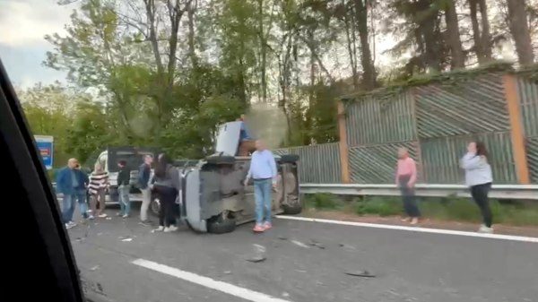 varese autostrada auto ribaltata