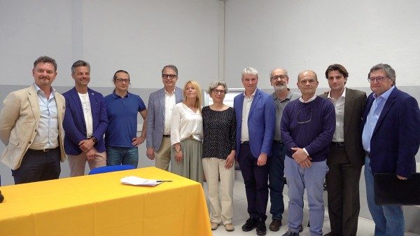 varese manifesto centrosinistra candidato