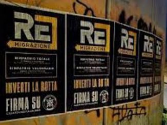Arona remigrazione manifesti protesta