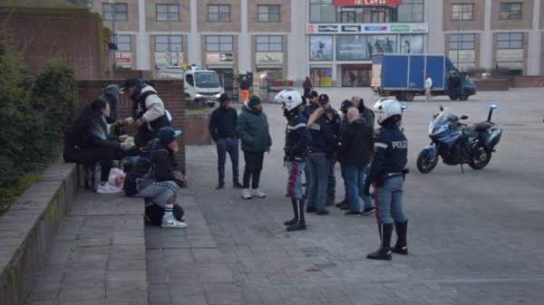 Varese spaccio polizia arresto