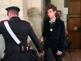 milano condanna abbraccio