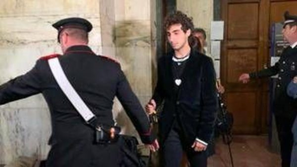 milano condanna abbraccio