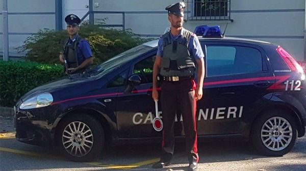 Borgomanero carabinieri allontanano stalker