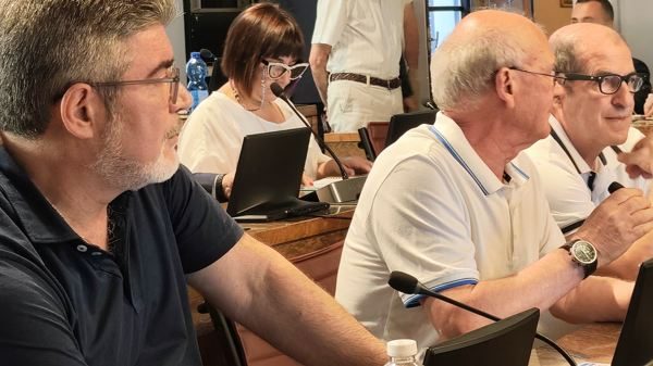 Novara sfiducia DeGrandis consiglio