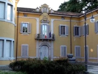 Lonate atti intimidatori teatro