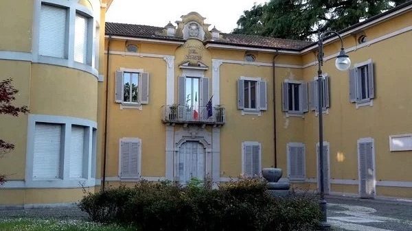 Lonate atti intimidatori teatro