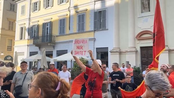 Novara Albania protesta fenicotteri