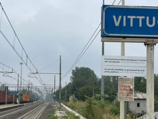 Novara treno investimento blocco