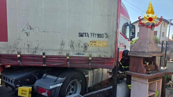 fagnano tir incastrato recinzione