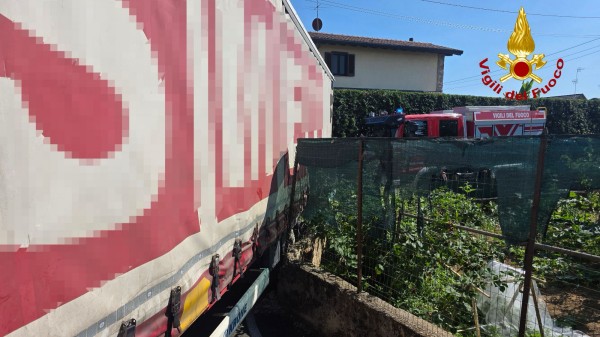 fagnano tir incastrato recinzione