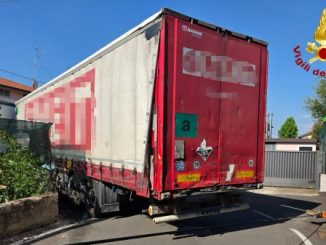 fagnano tir incastrato recinzione