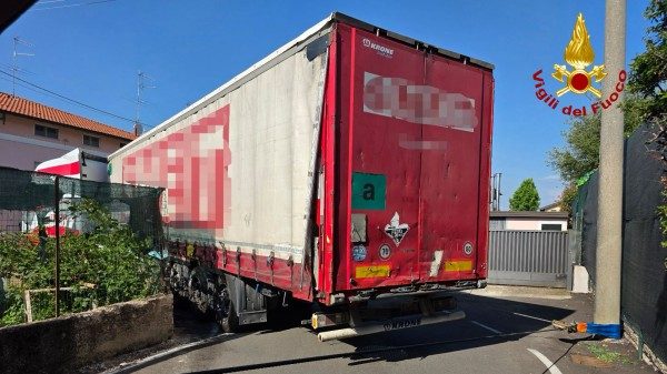 fagnano tir incastrato recinzione