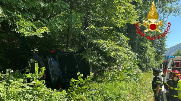 incidente valganna auto si ribalta