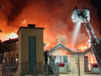cuggiono incendio autoscala vigilidelfuoco