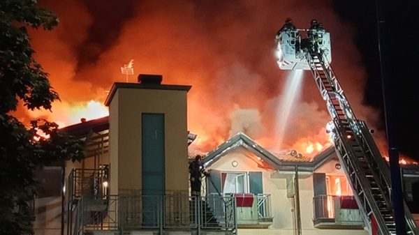 cuggiono incendio autoscala vigilidelfuoco