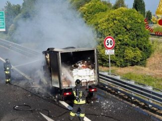 Novara camion bruciato A4