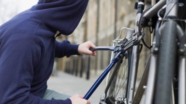 ladro furti biciclette