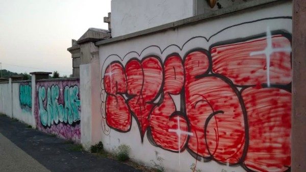 vandali muro cimitero cocquio