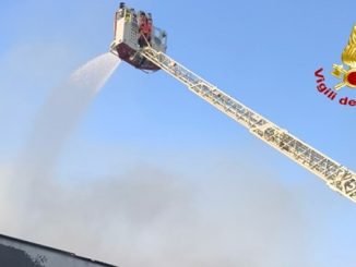 incendio capannone vigilidelfuoco