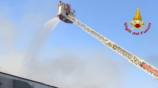 incendio capannone vigilidelfuoco