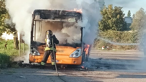 legnano incendio autobus vigilidelfuoco